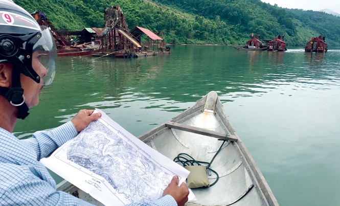 Nghênh ngang thu phí cát sạn lậu Ông Phúc đưa bản đồ ra và cho biết, đây không phải khu vực cấp mỏ, nhưng thuyền khai thác ở đây phải nộp phí cho doanh nghiệp.