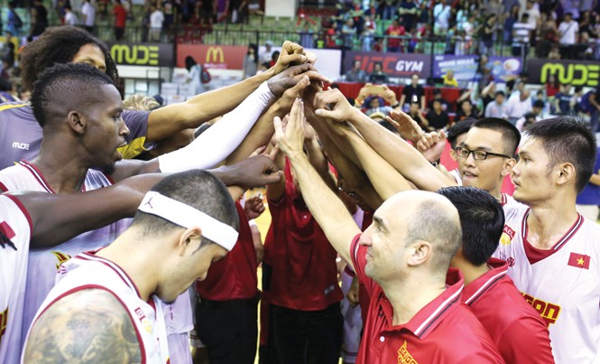 ABL 2016/2017: Saigon Heat mơ vào chung kết Các cầu thủ Saigon Heat đang có một mùa giải ABL điên rồ. Ảnh: Nhất Nam.