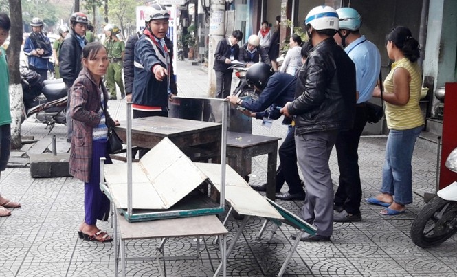 Huế “ra quân đòi vỉa hè” Các phường tại Huế đồng loạt ra quân chấn chỉnh trật tự đô thị.