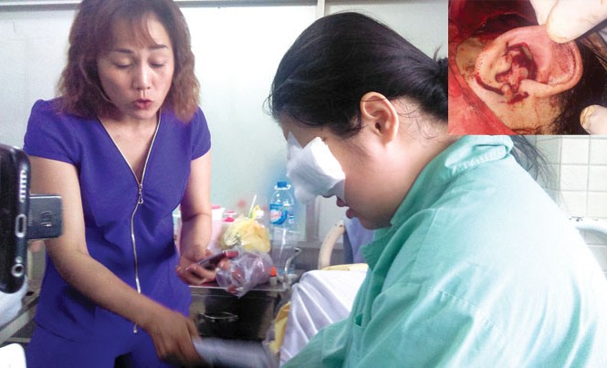 Không để cái ác lộng hành Em Nguyễn Thị Ngọc Trúc và mẹ tại Bệnh viện Chợ Rẫy (TPHCM) (ảnh lớn). Hình ảnh tai Trúc bị “xẻo” gần như đứt lìa (ảnh nhỏ). Ảnh: NVCC.