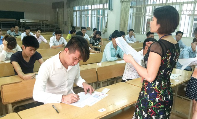 Xuất khẩu lao động sang Hàn Quốc: Tuyển mới trên nỗi lo cũ Lao động thi tiếng Hàn để được sang Hàn Quốc làm việc năm 2016. Ảnh: Phạm Thanh.