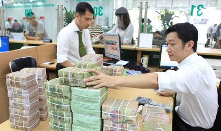 Lãi suất đang bị dụ tăng Gửi tiền kỳ hạn vừa phải, ngân hàng có lãi suất và tín nhiệm tốt hơn là mua chứng chỉ tiền gửi.