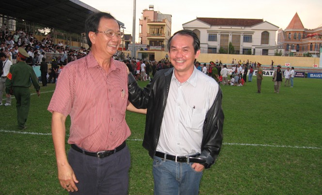 Quan chức VFF chẳng giống ai! Ông Lê Nguyên Hồng và ông Đoàn Nguyên Đức vui vẻ trò chuyện sau một trận đấu. Ảnh: VSI.