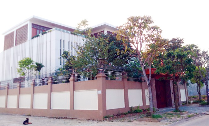 Khối tài sản kếch xù của bà Quỳnh Anh: Sở hữu cả biệt thự FLC Sầm Sơn? Biệt thự 3 mặt tiền của gia đình bà Quỳnh Anh ở khu đô thị Bình Minh, TP Thanh Hóa. Ảnh: M.Đ.