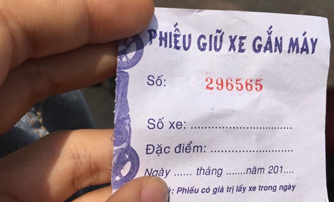 Loạn bãi xe tư nhân 'chặt chém' ở Sài Gòn Phiếu giữ xe không được điền đầy đủ thông tin, tại bãi xe trên đường Phan Chu Trinh.