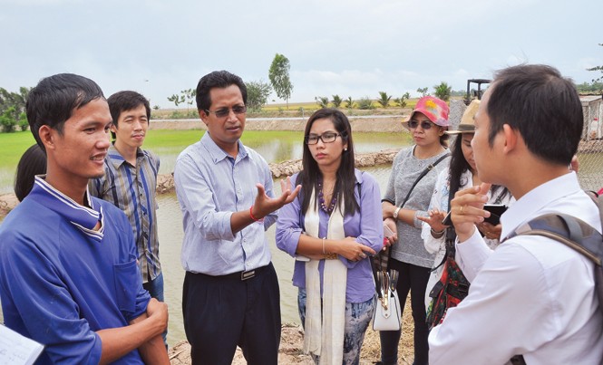 Dấn thân để thành công Thanh niên Nhật Bản, Myanmar, Campuchia và Việt Nam tham quan nông trại Tâm Việt của anh Võ Văn Tiếng (bìa trái) tại Đồng Tháp.