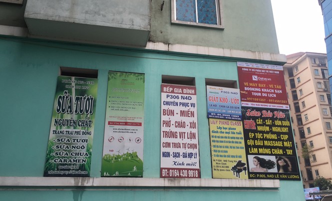 Biến chung cư thành văn phòng: Vi phạm tràn lan, chính quyền làm ngơ? Khu đô thị Trung Hoà - Nhân Chính (Cầu Giấy) giăng đầy quảng cáo của các doanh nghiệp trong khu dân cư.
