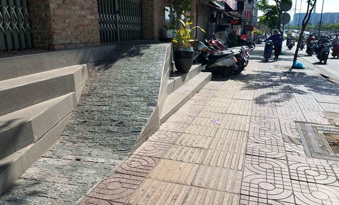 Người dân TPHCM khốn khổ vì đường thấp hơn nền nhà cả mét Nhiều căn nhà trên đường Phạm Văn Đồng (TPHCM) có nền nhà cao chênh vênh so với lề đường.