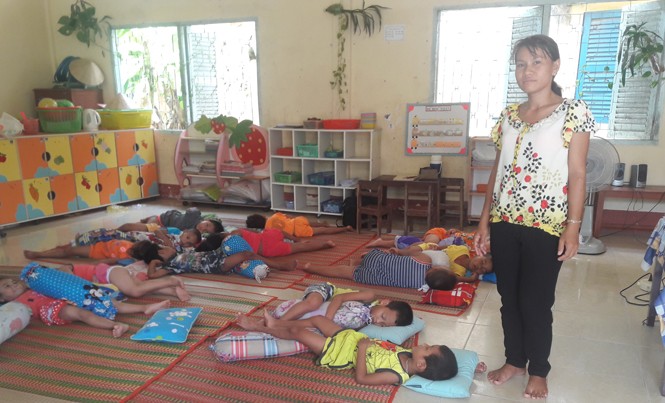 Đập trường mầm non để chạy theo nông thôn mới Cô Sơn Thị Ngọc Mai, giáo viên mầm non Hoa Sen trong lớp học tạm tại Trường tiểu học Phù Ly 2. Ảnh: Nhật Huy.