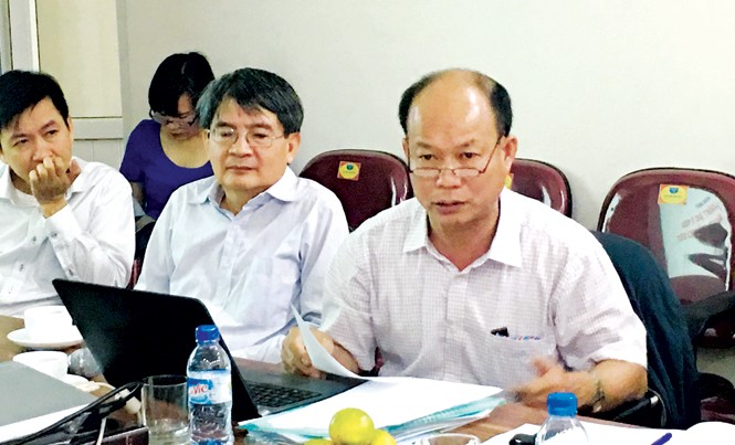 Thất vọng với dự thảo tiêu chuẩn GS, PGS GS Hoàng Xuân Phú bức xúc tại buổi tọa đàm. Ảnh: Nghiêm Huê.