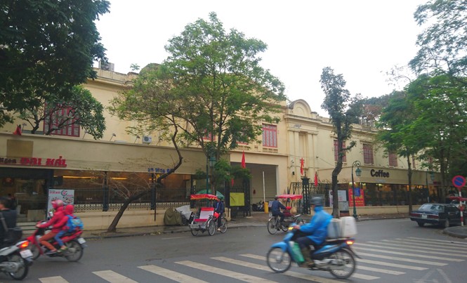 Bảo tàng Lịch sử quốc gia thành nhà hàng, tiệc cưới: Bộ VHTT&DL yêu cầu chấn chỉnh Hai bên cổng vào Bảo tàng Lịch sử Quốc gia được 2 quán phở và cà phê thuê lại để kinh doanh. Ảnh: Như Ý.