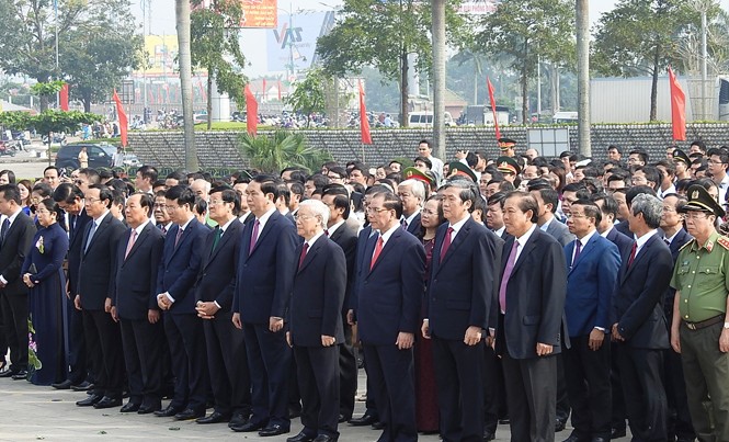 Trên quê hương cố Tổng Bí thư Lê Duẩn - Kỳ 2: Tình thương và lẽ phải Lãnh đạo Đảng, Nhà nước, Chính phủ dâng hoa tại Công viên Lê Duẩn kỷ niệm 110 năm ngày sinh Tổng Bí thư Lê Duẩn.