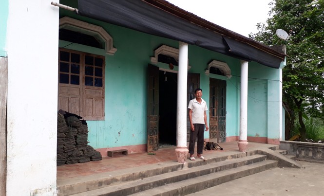 Không làm nhà vẫn có tên trong danh sách nhận tiền hỗ trợ Ông Nguyễn Văn Văn trước ngôi nhà gia đình ông xây từ năm 2005. Ảnh: Hoàng Lam.