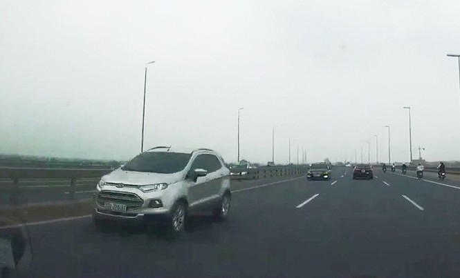 Vụ 5 ô tô đi ngược chiều trên cầu Nhật Tân: Cần xử nghiêm để răn đe Xe Ford Ecosport BKS 30A-275.31 - một trong 5 ô tô đi ngược chiều trên cầu Nhật Tân đã xác định được người điều khiển là Trịnh Thu Hường, trú tại quận Nam Từ Liêm, Hà Nội.