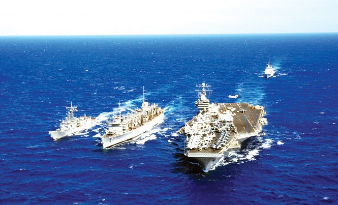 Mỹ điều nhóm tàu tấn công đến gần Triều Tiên Nhóm tàu tấn công do tàu sân bay USS Carl Vinson dẫn đầu. Ảnh: US Navy.
