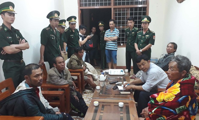 Tàu sắt tông chìm tàu cá, bỏ mặc 4 ngư dân giữa biển đêm Các ngư dân kể lại sự việc với lực lượng biên phòng. Ảnh: Nguyễn Thành.