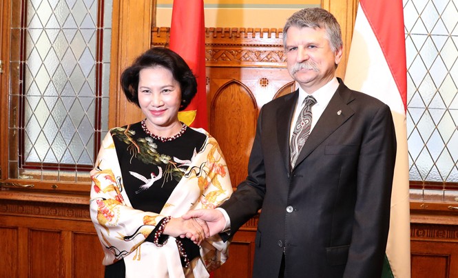 Việt Nam-Hungary đẩy mạnh hợp tác nhiều mặt Chủ tịch Quốc hội Nguyễn Thị Kim Ngân và Chủ tịch Quốc hội Hungary Kover Laszlo. Ảnh: TTXVN.