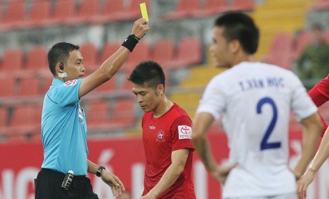 Trọng tài V.League: Chế độ tăng, rủi ro lớn Nghề trọng tài ở V. League không dành cho những người kém sức chịu đựng. Ảnh: VSI.