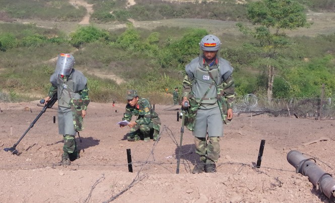 Những sáng kiến 'chia lửa' cùng đồng đội ĐVTN Lữ đoàn Công binh 229 tham gia rà phá bom mìn, vật nổ tại một cuộc diễn tập.