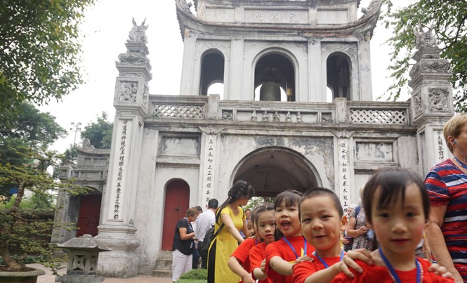 Chuyên gia lên tiếng về thay đổi diện mạo Văn Miếu Văn Miếu Quốc Tử Giám cần được thay máu cả phần vỏ kiến trúc lẫn hoạt động đi kèm Ảnh: Toan Toan.