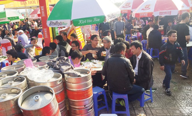 Bộ Tài chính lý giải về “Mỏ thuế lộ thiên”: Chưa thuyết phục Các hộ kinh doanh vỉa hè được cho là mỏ thuế lộ thiên. Ảnh: Hồng Vĩnh.