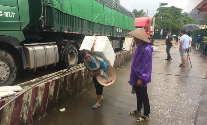 Dưa hấu lại ùn ứ tại cửa khẩu Tân Thanh Dưa hấu lại ùn ứ tại cửa khẩu Tân Thanh