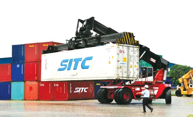 Cần Thơ “mắc kẹt” giữa trung tâm ĐBSCL Hàng hóa xuất khẩu của Cần Thơ bị kẹt đường ra. Ảnh: Hòa Hội.