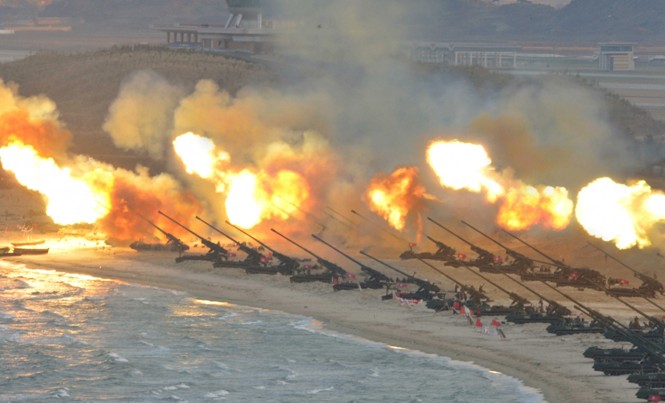 Mỹ có thể tấn công phủ đầu Triều Tiên? Pháo binh Triều Tiên tập trận. Ảnh: KCNA.