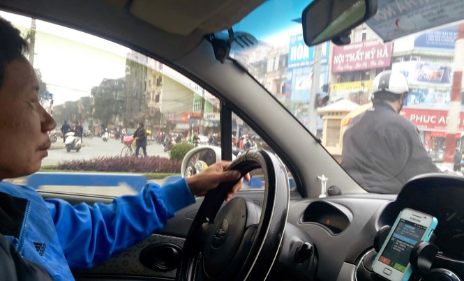 Siết Uber và Grab có đích đáng? Dù chỉ xuất hiện 2 năm nhưng dịch vụ Uber và Grab đã bùng nổ tại Việt Nam. Ảnh: Bảo An.