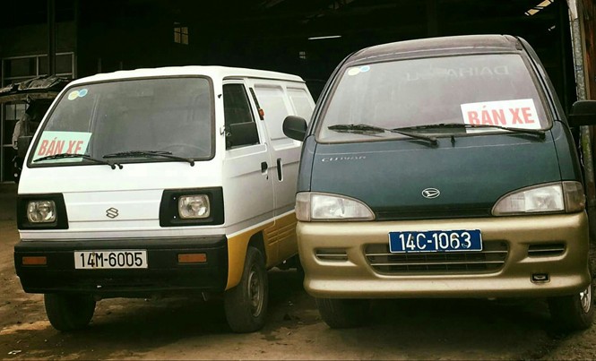 Xe ô tô biển xanh được rao bán công khai Xe biển xanh được rao bán công khai trên Quốc lộ.