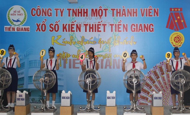 Nhiều công ty xổ số đầu tư ngoài ngành lỗ nặng Một lần quay số mở thưởng của Cty Xổ số Kiến thiết Tiền Giang.