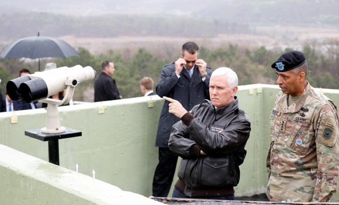 Triều Tiên phớt lờ quan chức cấp cao Trung Quốc Phó Tổng thống Mỹ Mike Pence (giữa) tại khu phi quân sự giữa Triều Tiên và Hàn Quốc ngày 17/4. Ảnh: ABC News.