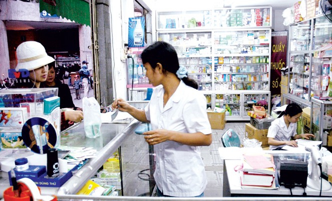 Không để dân nghèo phải 'cõng' giá thuốc cao Người bệnh đang phải chấp nhận tù mù giá thuốc. Ảnh: Hồng Vĩnh.