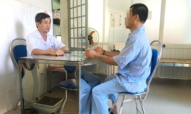 Rộng vòng tay đón người có dấu hiệu loạn thần Bác sĩ kiểm tra bệnh tình của một bệnh nhân có dấu hiệu loạn thần. Ảnh: Thanh Trần.