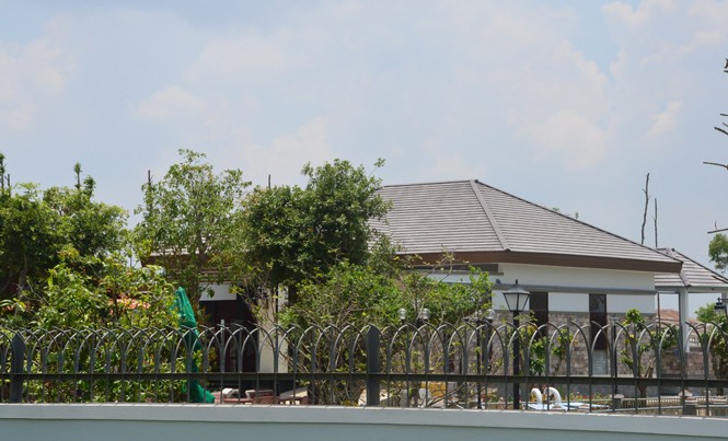 Chủ tịch kiêm TGĐ Cty cấp nước Sóc Trăng xây biệt thự trái phép: Chính quyền sở tại làm ngơ Ngôi biệt thự hoành tráng xây dựng trái phép của ông Đặng Văn Ngọ đang trong giai đoạn hoàn thiện.