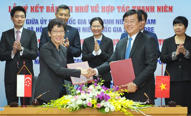 Tăng cường hợp tác phát triển thanh niên Việt Nam - Singapore Anh Lê Quốc Phong và bà Grace Fu ký bản ghi nhớ hợp tác về thanh niên. Ảnh: Xuân Tùng.
