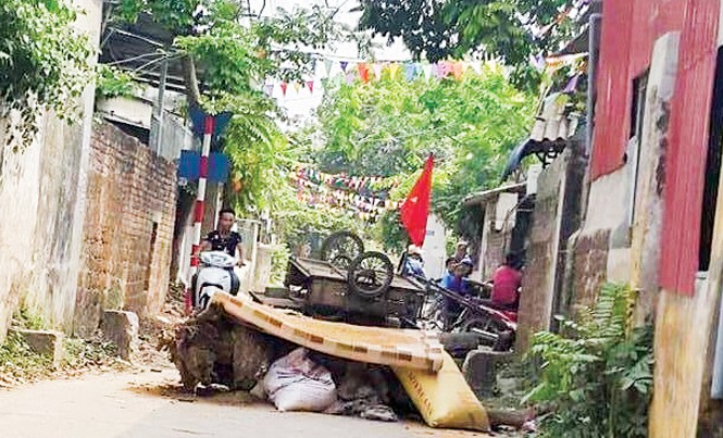 Hà Nội: Còn 20 cán bộ, công an bị giữ tại Đồng Tâm Đường vào xã Đồng Tâm (Mỹ Đức, Hà Nội) bị người dân chặn lại. Ảnh: Văn Kiên.