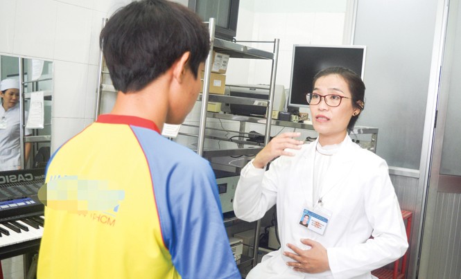 Tìm lại giọng nói đàn ông Bác sĩ Trang luyện cách phát âm cho bệnh nhân “giọng mái”.
