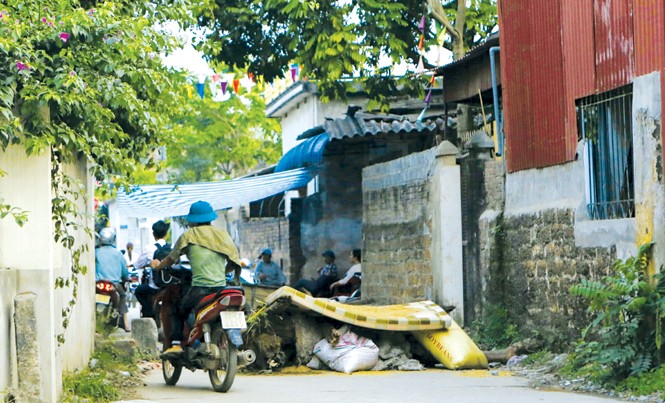 Thành phố sẵn sàng đối thoại với người dân Đồng Tâm Người dân dựng các chướng ngại vật để ngăn cản người lạ đi vào. Ảnh: Như Ý.