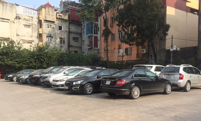 Biến khuôn viên trường đại học thành bãi đỗ xe, phòng tập Bãi xe trong sân trường.