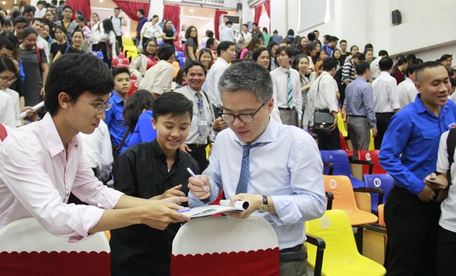 Giáo sư Ngô Bảo Châu: Tôi đã từng tổn thương khi thi trượt GS Ngô Bảo Châu ký tặng các bạn sinh viên Đà Nẵng. Ảnh: Thanh Trần.