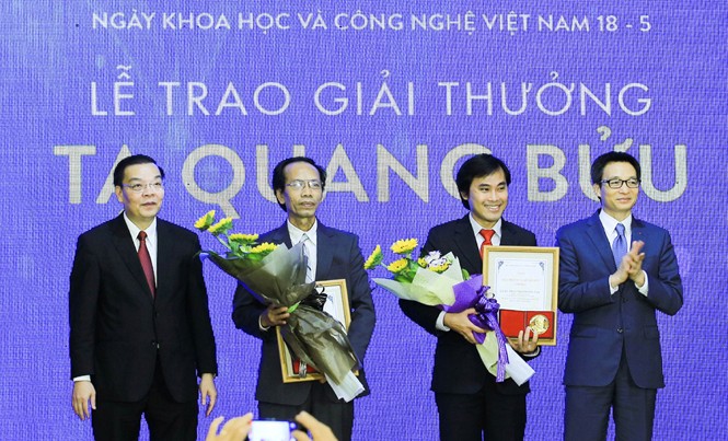 Phó Thủ tướng: Cần minh bạch quá trình nghiên cứu khoa học Phó Thủ tướng Vũ Đức Đam và Bộ trưởng Bộ Khoa học và Công nghệ Chu Ngọc Anh trao giải thưởng Tạ Quang Bửu cho hai nhà khoa học nhận giải năm nay. Ảnh: TTXVN.