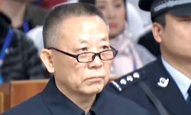 Trung Quốc: Quan chức đầu tiên bị hành hình sau Đại hội 18 Bị cáo Bình khi bị đưa ra xét xử.