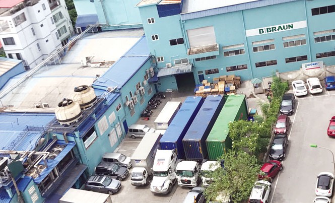 Vì sao chậm di dời các cơ sở sản xuất gây ô nhiễm nội đô? Nhà máy Braun gây ô nhiễm đối với cư dân chung cư 170 Đê La Thành.