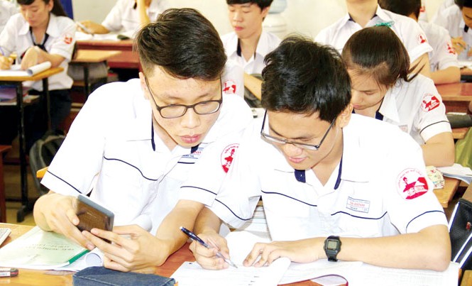Thi THPT Quốc gia 2017: An ninh siết chặt, bảo mật tuyệt đối Học sinh TPHCM đang ôn thi những ngày cuối. Ảnh: Nguyễn Dũng.