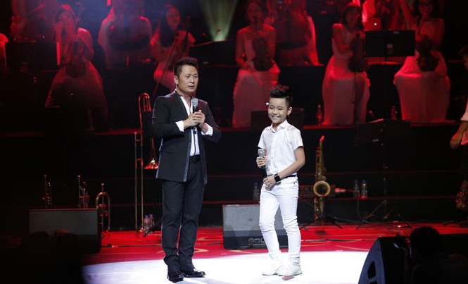 Xem Bằng Kiều, Hồng Nhung “cưa sừng” Bằng Kiều song ca Hạt gạo làng ta với Nhật Minh. Ảnh: Trần Hiệp.