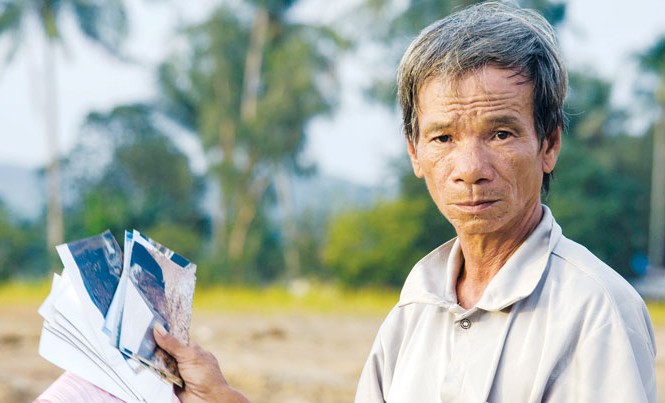 Chuyện lão nông điều tra chống tiêu cực Lão nông Phạm Tấn Lực với những bằng chứng trong tay để cung cấp cho báo chí.