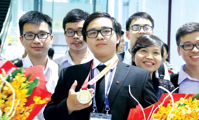 Một gia đình, 2 tấm huy chương Olympic Hóa học Phạm Đức Anh và mẹ tại sân bay quốc tế Nội Bài.