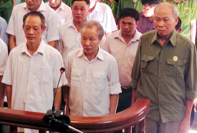 Xét xử vụ sai phạm đất đai ở Đồng Tâm: Cựu cán bộ địa chính xã lĩnh án cao nhất Từ trái sang, các bị cáo Sơn, Trường, Triển.