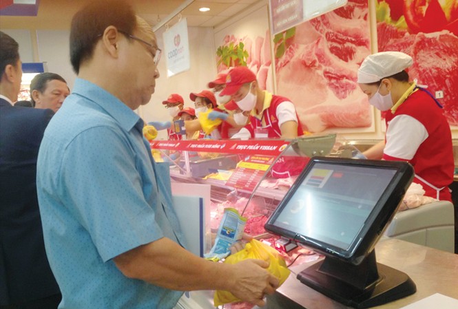 Thực phẩm sạch: Mơ về nơi xa lắm! Người dân bớt mặn mà TXNG heo tại siêu thị. Ảnh: PV.